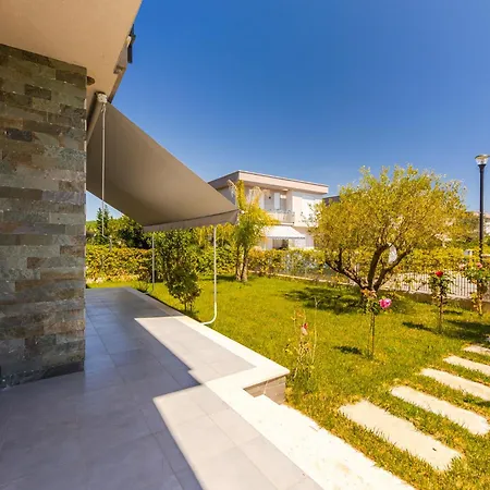 White Escape 3br Luxury Lalzi By Pikhost *